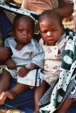 Jongste twee kinderen van moeder met AIDS, zelf oo